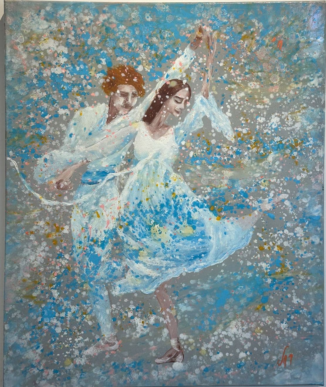 Oil painting of a couple dancing in white clothes, covered with splashes of sky blue, white, pink and ochre on a grey ground